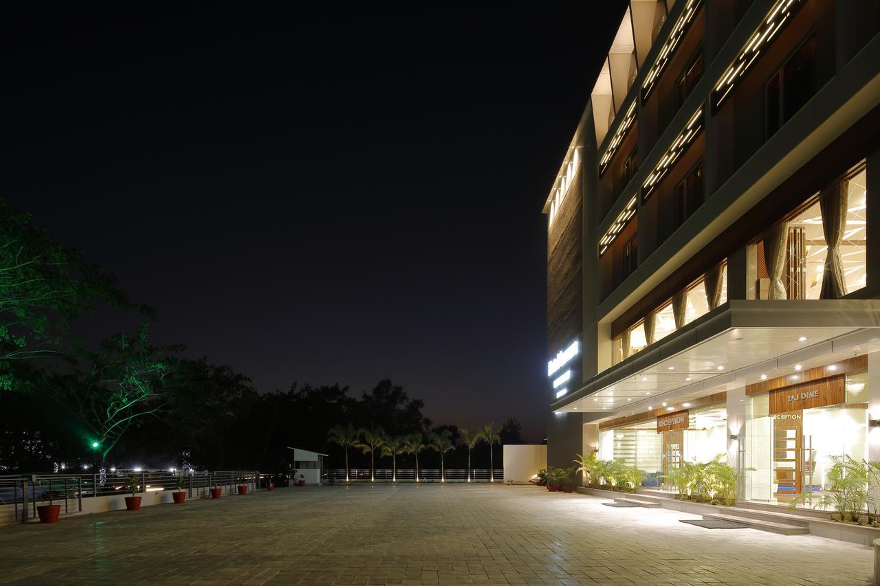 Hotel Luxura Godhra Exterior foto