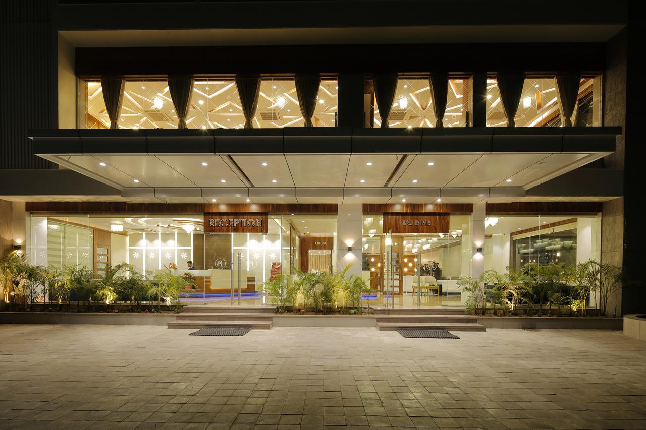 Hotel Luxura Godhra Exterior foto